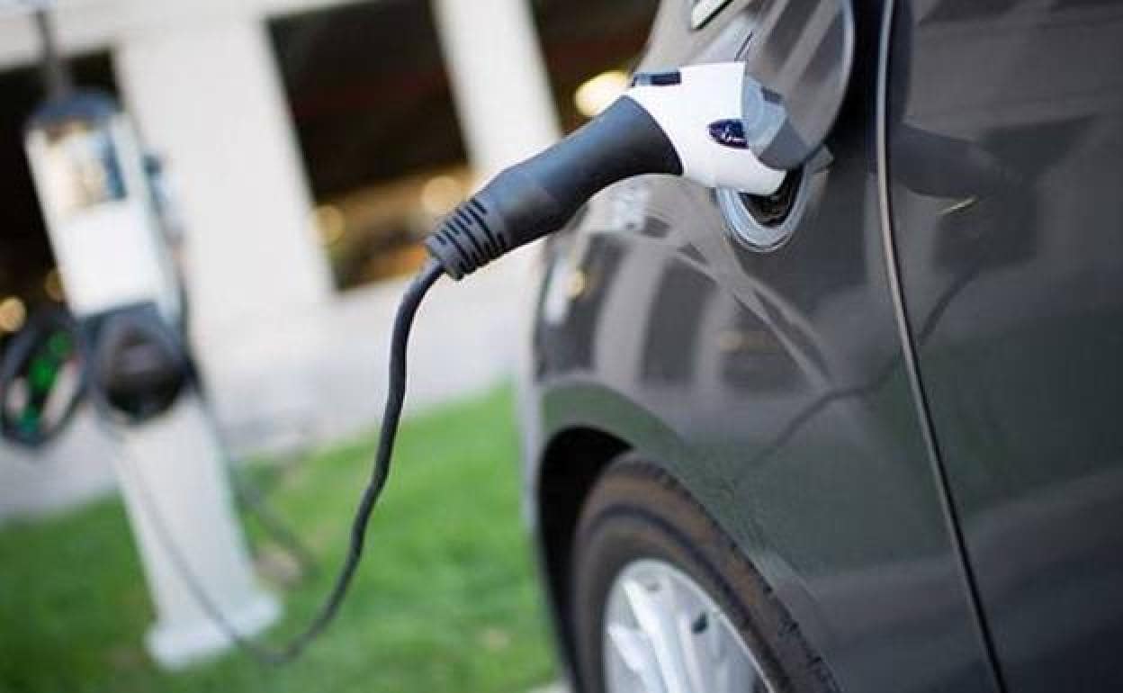 Claims there are not yet enough charging points for electric cars hired